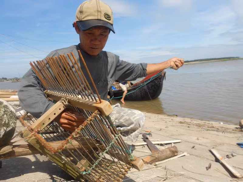 Sửa chữa lại các vật dụng đánh bắt cá.