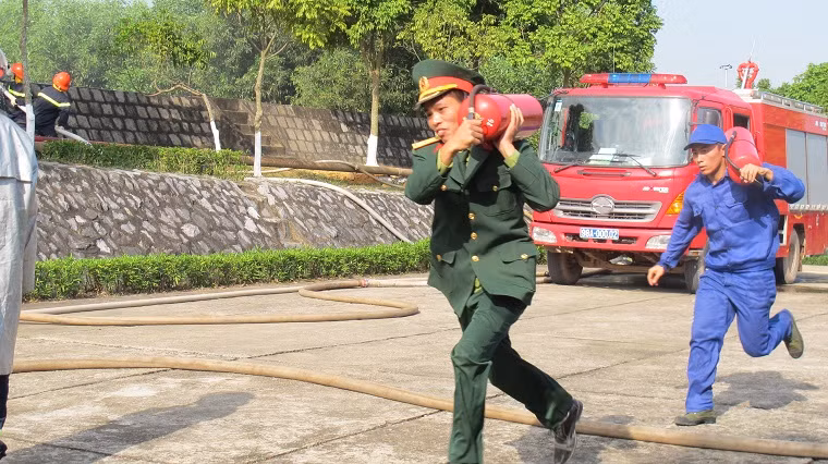 Trong màn khói dày đặc, Phân kho 86 sử dụng lực lượng, phương tiện chữa cháy tại chỗ phối hợp với các lực lượng trên địa bàn thực hành chữa cháy.