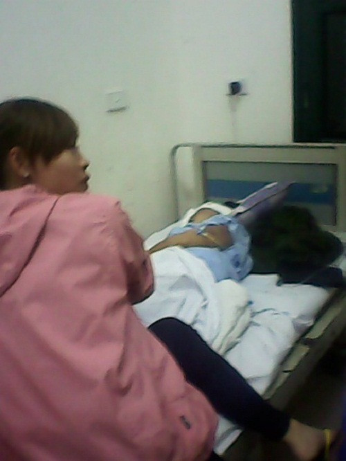 Nạn nhân Oanh đang được điều trị tại Bệnh viện Việt Đức