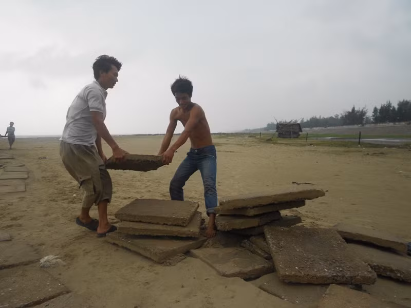 Ngay cả những khối bê tông cũng được người dân sắp xếp chu đáo.