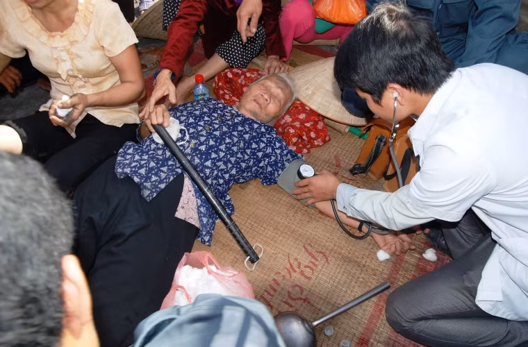 Trong khi đó, người dân làng Ngò cho hay: " Công nhân mỏ cầm gậy gộc áp đảo người dân, khiến 3 người dân làng Ngò bị thương nhưng không đưa người bị thương đi cấp cứu. Những nạn nhân bị thương được người dân thống kê gồm bà Nguyễn Thị Phương (SN 1925), Trương Thị Ngải, Dương Thị Thân (SN 1968)".