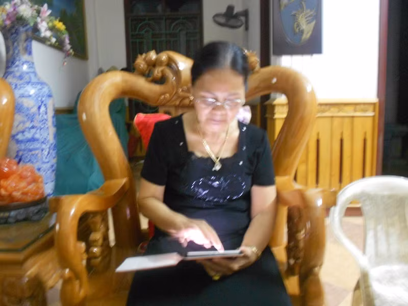 Tiểu thương tên C. đang tính số tiền cho bà Hiền vay.