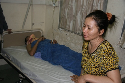 Chị Lê Thị Yến khóc than khi chứng kiến tình cảnh của chồng