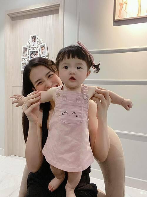 Trước đây trong tiệc thôi nôi của mình Winnie cũng từng "ra tay" chọn ngay chiếc micro, việc này càng khiến khán giả tin rằng lớn lên Winnie sẽ làm ca sĩ như mẹ Đông Nhi. Mong rằng trong tương lai, Winnie sẽ soán ngôi ca sĩ của bố mẹ.