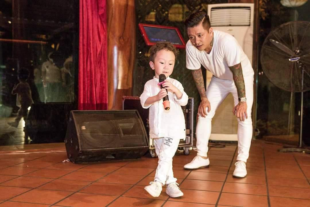 Su Hào nay đã 8 tuổi. Cậu bé được mọi người nhận xét là "bản sao" Tuấn Hưng khi có chung tính cách, sở thích âm nhạc giống bố. Theo nam ca sĩ đi diễn từ nhỏ nên Su Hào rất quấn bố. Mỗi lần xem Tuấn Hưng biểu diễn, Su Hào không ngại bắt chước và nhảy theo.