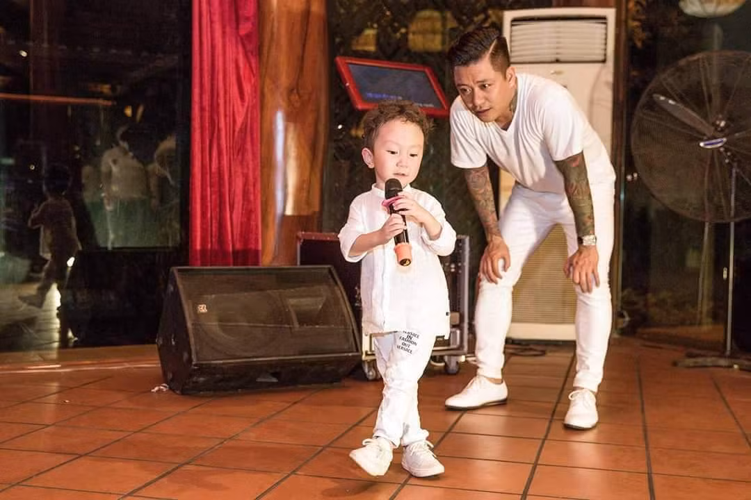 Su Hào nay đã 8 tuổi. Cậu bé được mọi người nhận xét là "bản sao" Tuấn Hưng khi có chung tính cách, sở thích âm nhạc giống bố. Theo nam ca sĩ đi diễn từ nhỏ nên Su Hào rất quấn bố. Mỗi lần xem Tuấn Hưng biểu diễn, Su Hào không ngại bắt chước và nhảy theo.