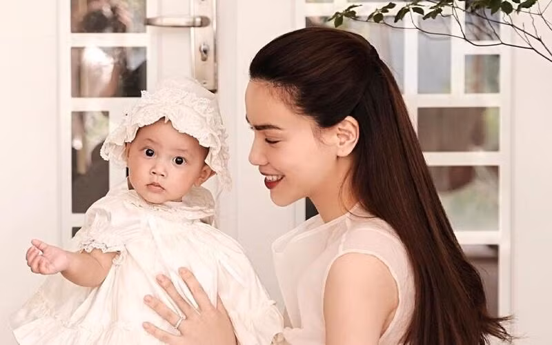 Đặc biệt, "bà cụ non" Lisa đã "chốt đơn" chiếc micro trong tiệc thôi nôi của mình. Điều này khiến Hồ Ngọc Hà và khán giả vô cùng thích thú, các fan đều nói đùa rằng Lisa có khả năng trở thành một nữ ca sĩ nổi tiếng.