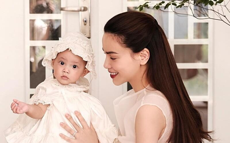 Đặc biệt, "bà cụ non" Lisa đã "chốt đơn" chiếc micro trong tiệc thôi nôi của mình. Điều này khiến Hồ Ngọc Hà và khán giả vô cùng thích thú, các fan đều nói đùa rằng Lisa có khả năng trở thành một nữ ca sĩ nổi tiếng.