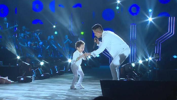 Đứng trên sân khấu có hàng ngàn khán giả nhưng Su Hào không hề run sợ mà ngược lại còn vô cùng thích thú. Thậm chí, cậu bé còn khiến sân khấu trở nên "bùng nổ" nhờ khả năng làm chủ sân khấu của mình. Nhìn buổi trình diễn của Tuấn Hưng và con trai, nhiều người còn đùa rằng nam ca sĩ đã có người nối nghiệp trên con đường ca hát.