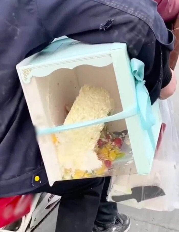 Hành động lạ của hai thanh niên trên đường khiến netizen cảm thán - Hình 2 Hanh dong la cua hai thanh nien tren duong khien netizen cam than-Hinh-2