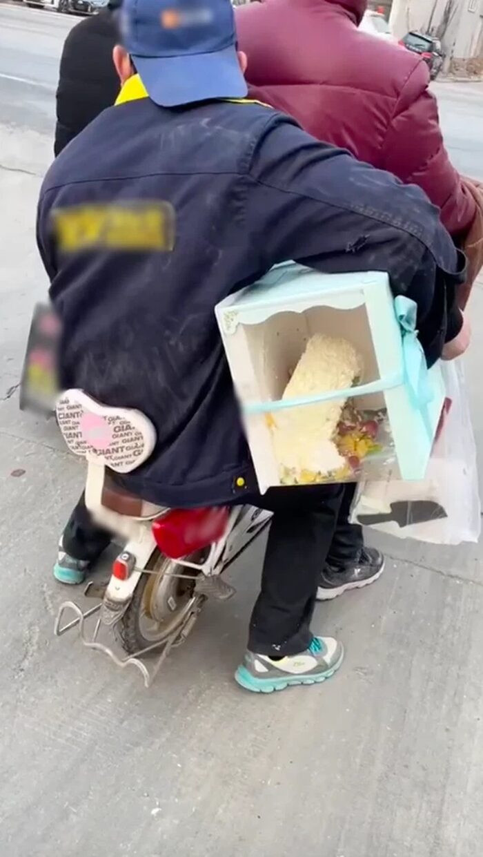 Hành động lạ của hai thanh niên trên đường khiến netizen cảm thán Hanh dong la cua hai thanh nien tren duong khien netizen cam than