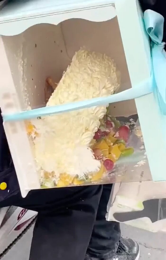 Hành động lạ của hai thanh niên trên đường khiến netizen cảm thán - Hình 3 Hanh dong la cua hai thanh nien tren duong khien netizen cam than-Hinh-3