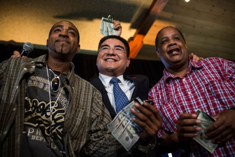 Ông Chen chụp ảnh cùng với hai người vô gia cư tham dự tiệc ăn trưa ngày 25/6.