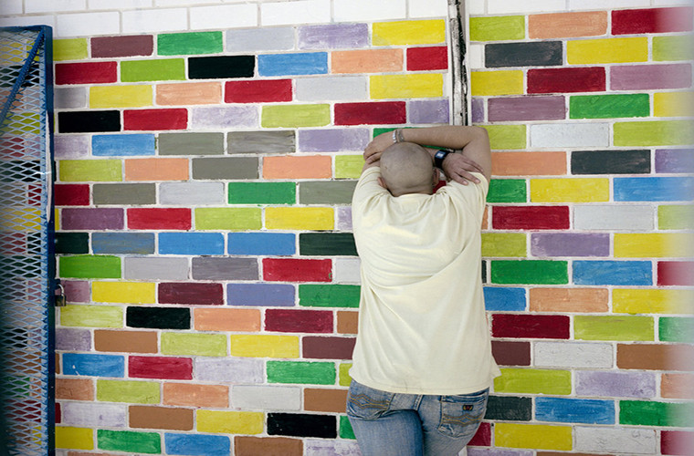 Nhà tù Neve Tirza không có không gian dành riêng cho các tù nhân mắc chứng bệnh về tâm lý. “Việc nhốt những người này cùng một phòng giam không khác gì đẩy họ vào địa ngục”, Ifrah nói.