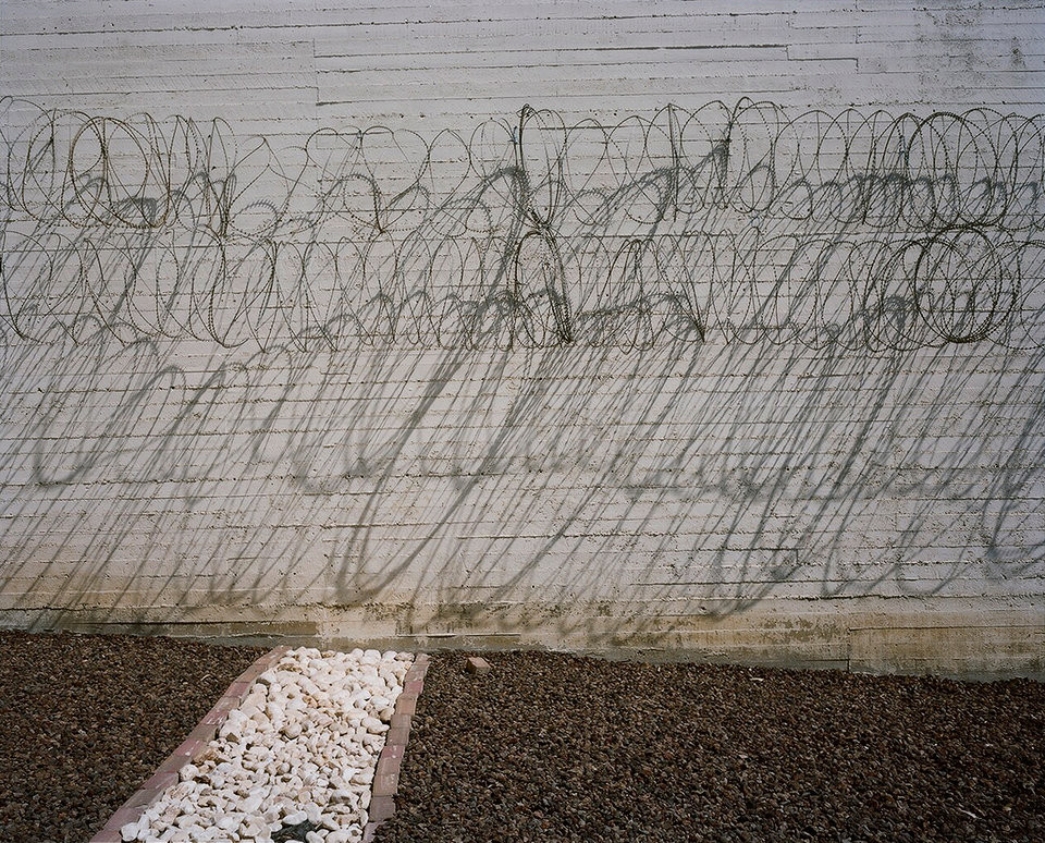 Hàng rào bao quanh nhà tù Neve Tirza.