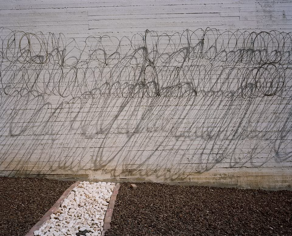 Hàng rào bao quanh nhà tù Neve Tirza.