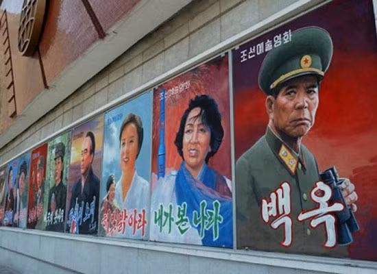  3. Phim được trình chiếu ở khắp nơi. Xem phim là một trong số những hoạt động giải trí ở đất nước bí ẩn này trong giai đoạn những năm 1980-1990. Ngoài các rạp chiếu phim ở các thành phố lớn, bạn cũng sẽ dễ dàng theo dõi phim ở ngay khuôn viên những nhà máy, trang trại hay thậm chí ở các đơn vị quân đội. Trong ảnh là c ác poster quảng bá cho những bộ phim tham gia Liên hoan phim Quốc tế Bình Nhưỡng lần thứ 12. 