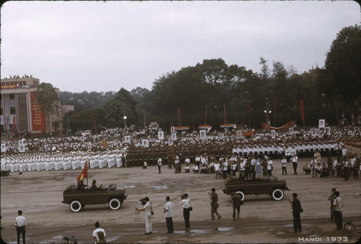 Xe chở các sĩ quan của Quân đội Nhân dân Việt Nam.