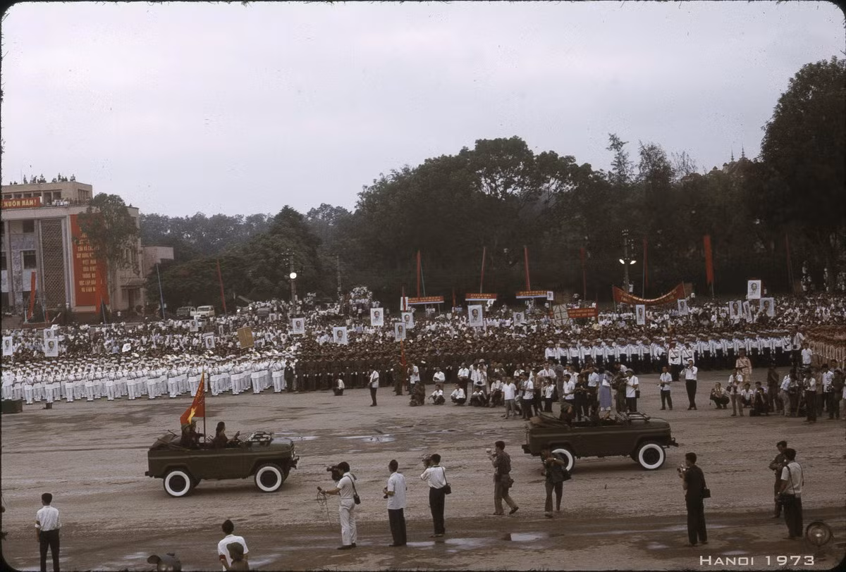 Xe chở các sĩ quan của Quân đội Nhân dân Việt Nam.