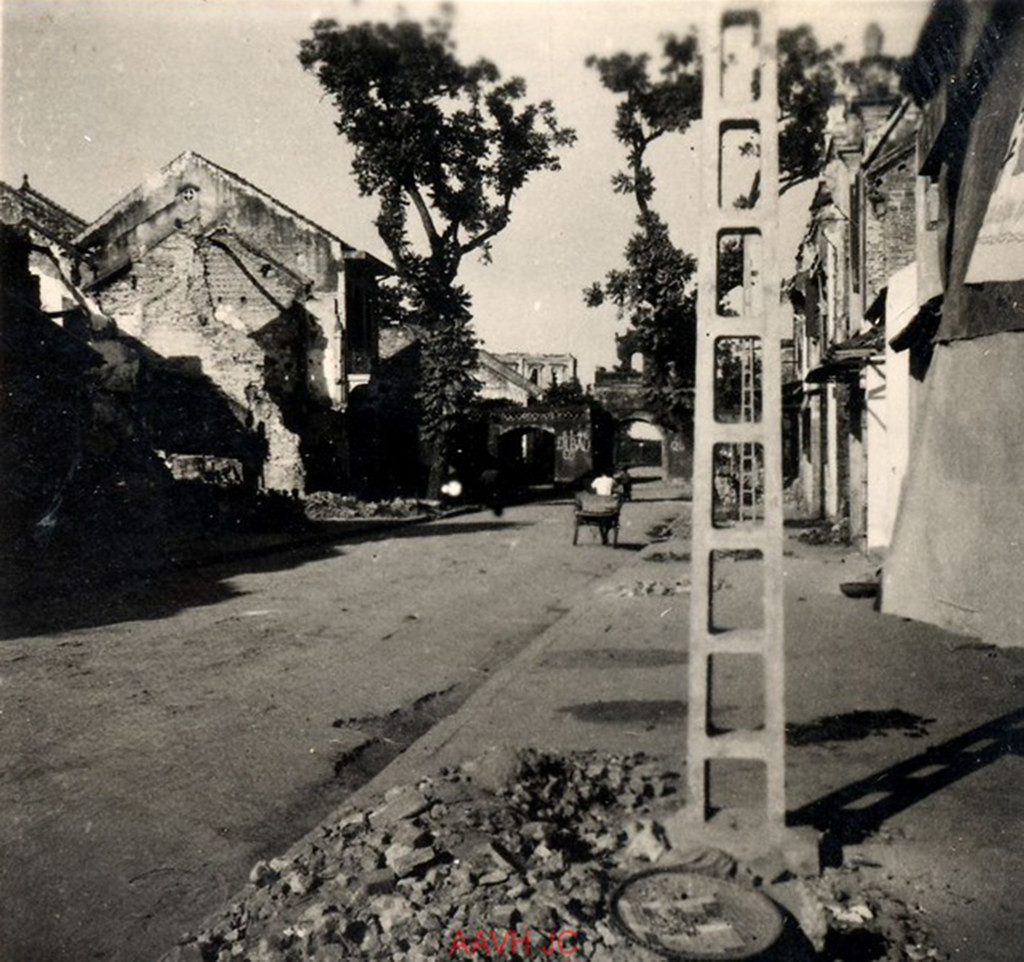 Phố Hàng Chiếu với cửa Ô Quan Chưởng ở phía xa.