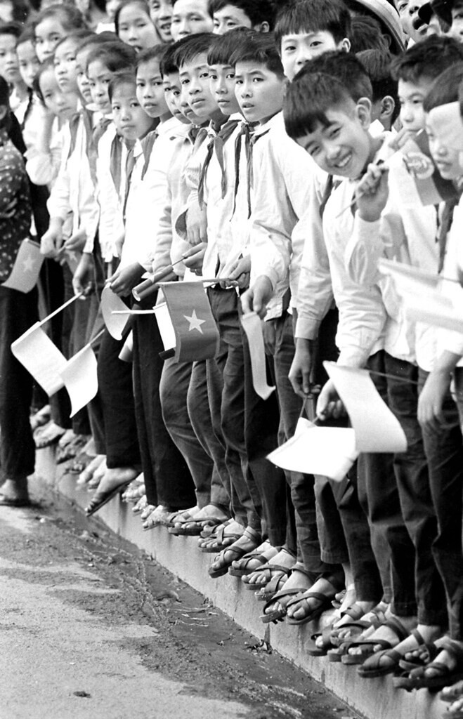 Các em học sinh xếp hàng trên một con đường gần nhà khách Chính phủ để đón một đoàn khách nước ngoài, 3/4/1973.