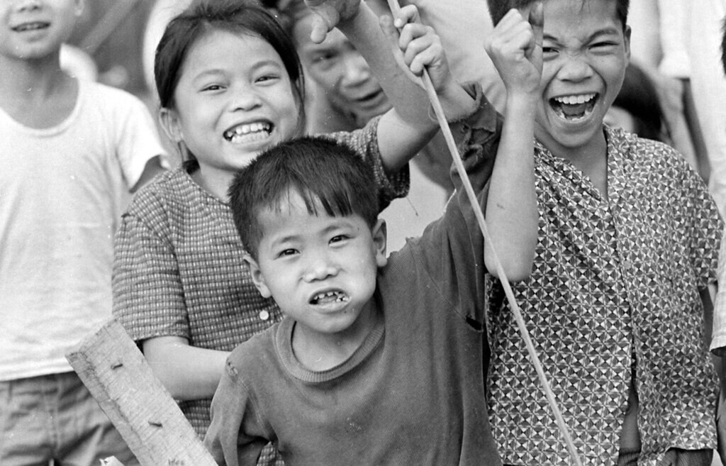 Nét hồn nhiên của những đứa trẻ ở chợ, 5/4/1973.