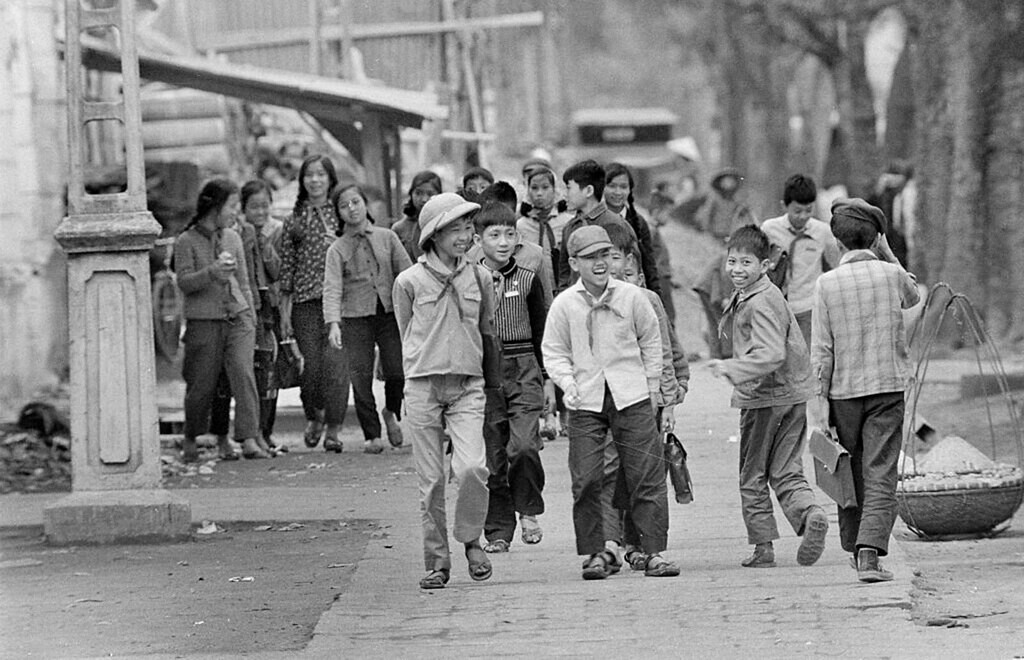 Giờ tan trường trên một góc phố Hà Nội ngày 17/3/1973.