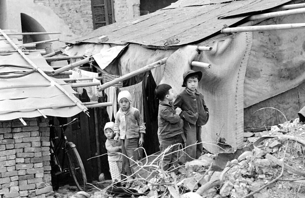 Những đứa trẻ đứng bên đống đổ nát do các trận bom B-52 ở phố Khâm Thiên, 27/3/1973.