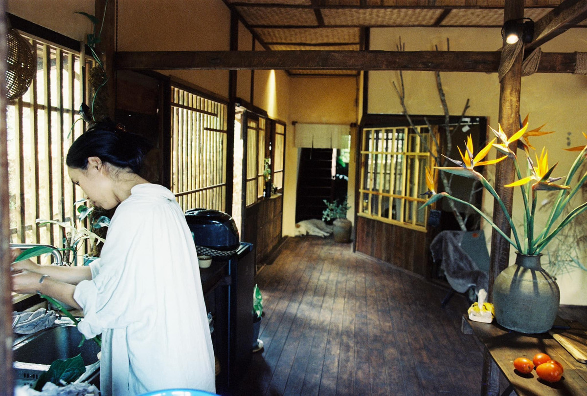 Co gai bo pho len rung o trong can nha dep nhu mo-Hinh-2