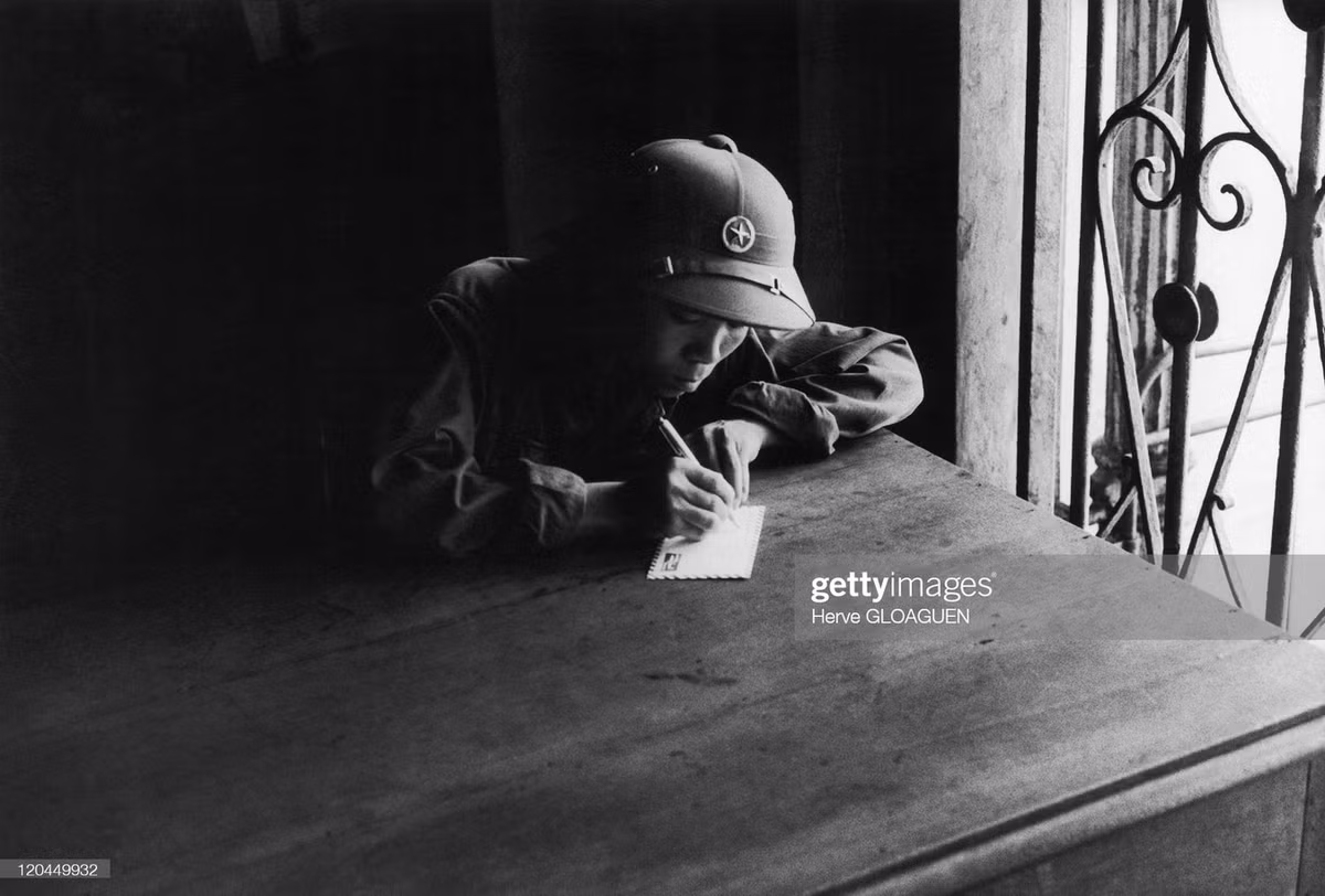 Anh bộ đội viết thư về cho gia đình tại Bưu điện Thành phố.