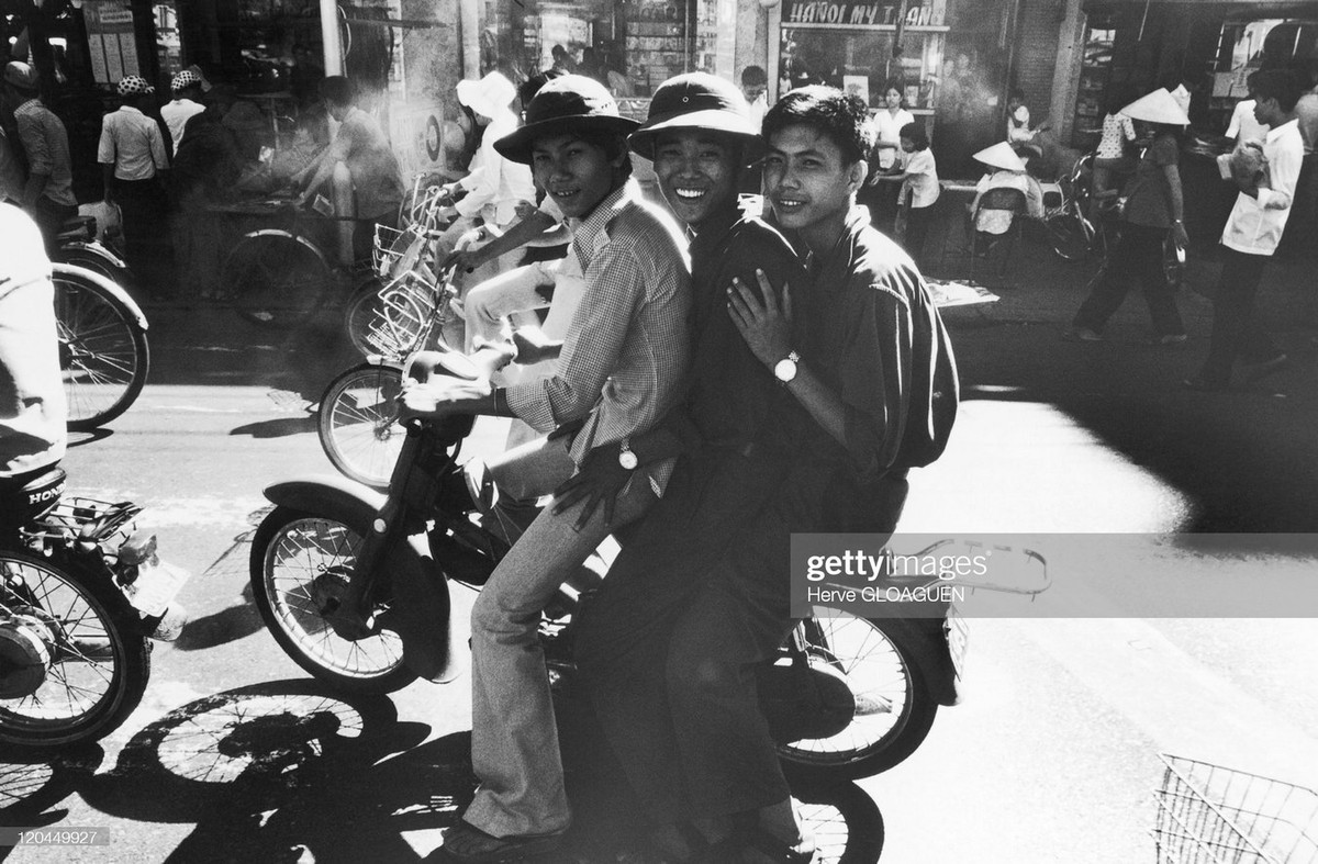 Ba chiến sĩ Giải phóng chạy xe Honda trên đường phố Sài Gòn, ngày 1/5/1975. Ảnh: Herve Gloaguen/Getty Images.