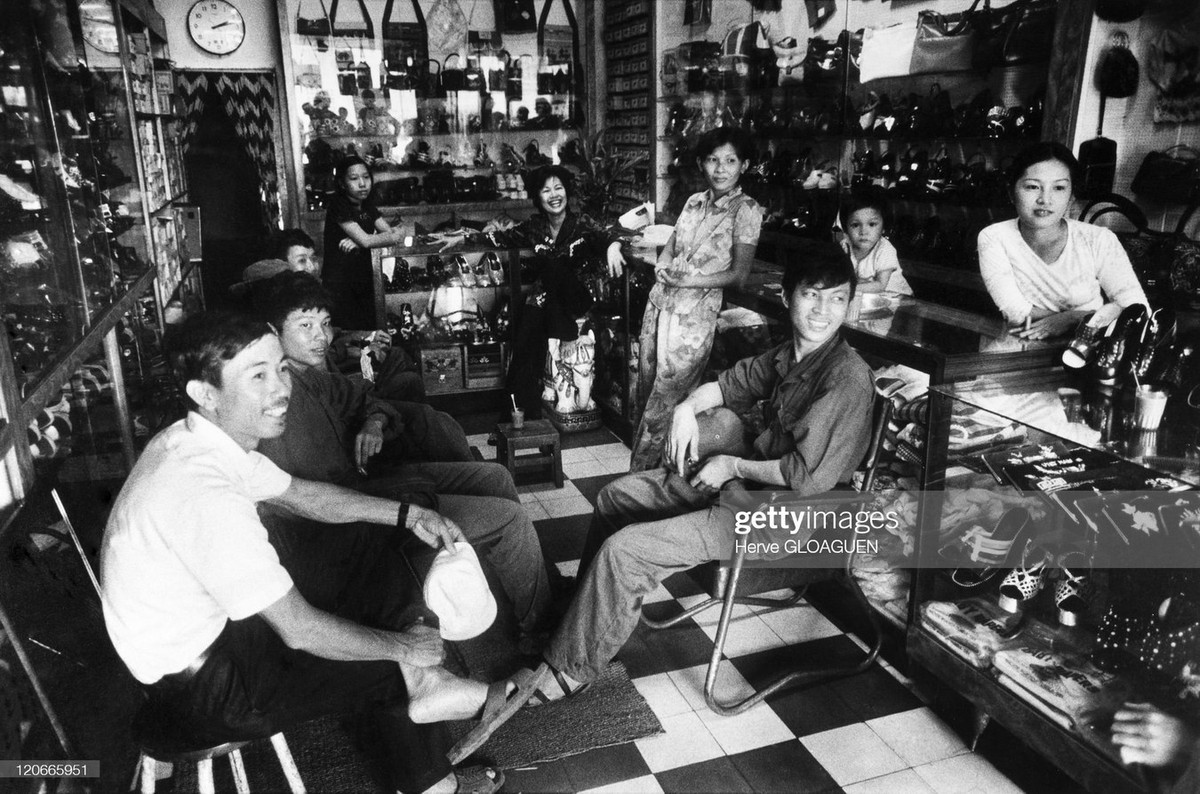 Hai chiến sĩ Giải phóng hội ngộ với người thân tại một cửa hàng.