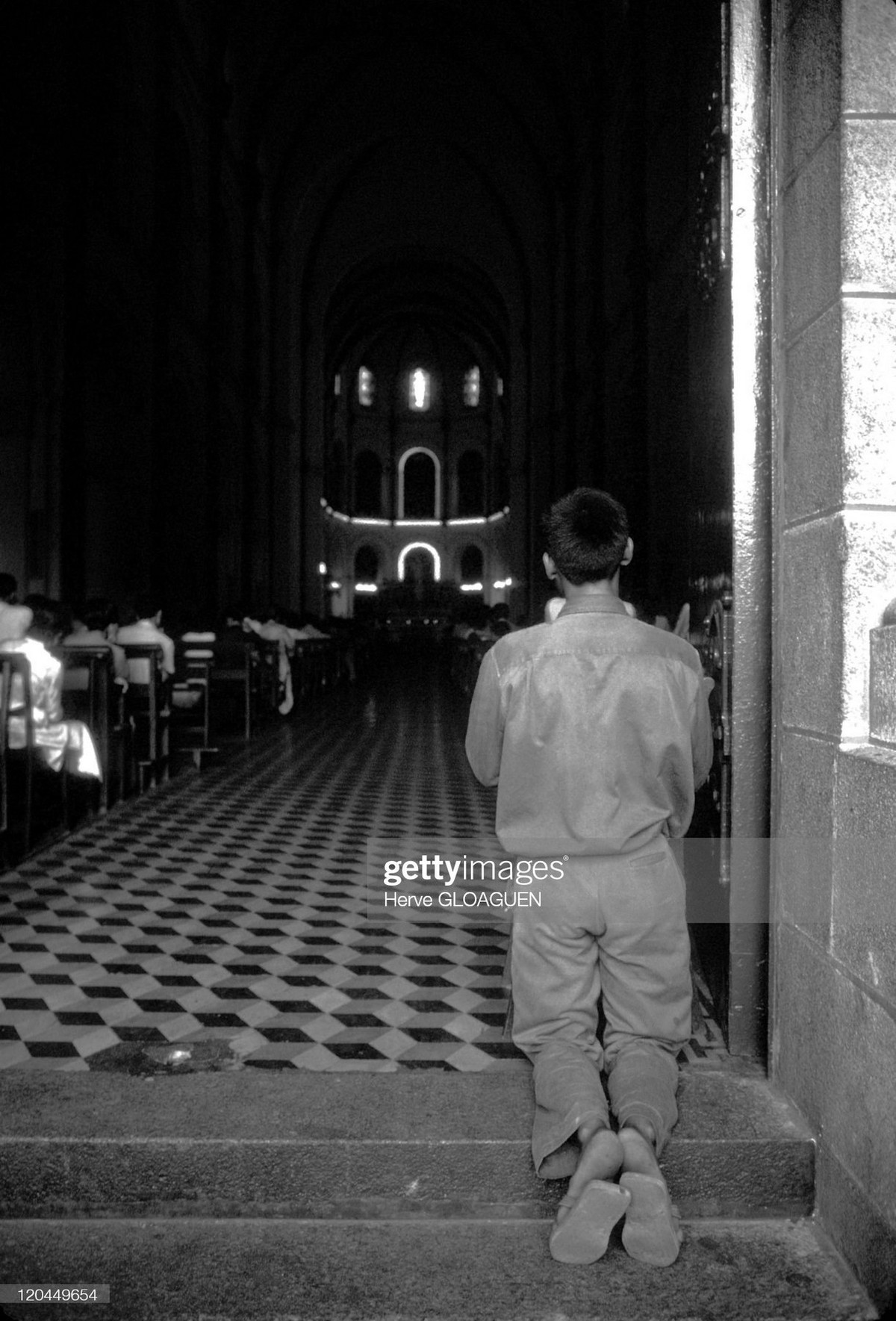 Tại bậc thềm cổng chính của nhà thờ Đức Bà.