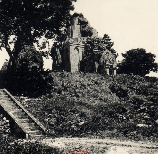 Một hình ảnh khác về tháp Po Nagar năm 1934.
