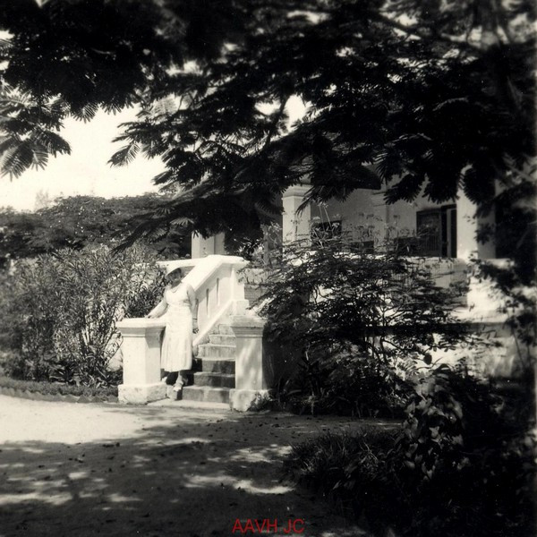 Người phụ nữ Pháp đứng tại lối lên khu biệt thự.