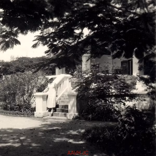 Người phụ nữ Pháp đứng tại lối lên khu biệt thự.