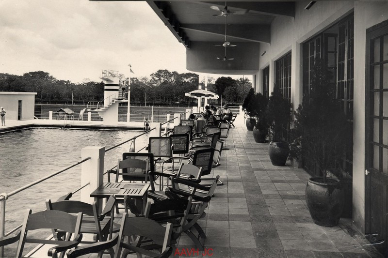 Bên cạnh bể bơi có quán bar.