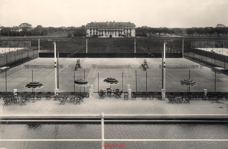 Các sân quần vợt nằm cạnh khu bể bơi.