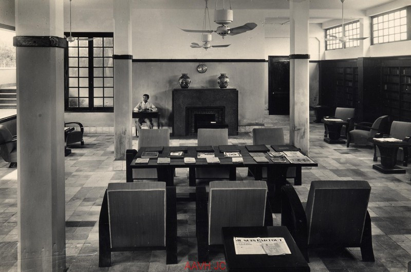 Sảnh vào và quầy lễ tân của Cung thể thao Hà Nội, nằm liền kề bể bơi.