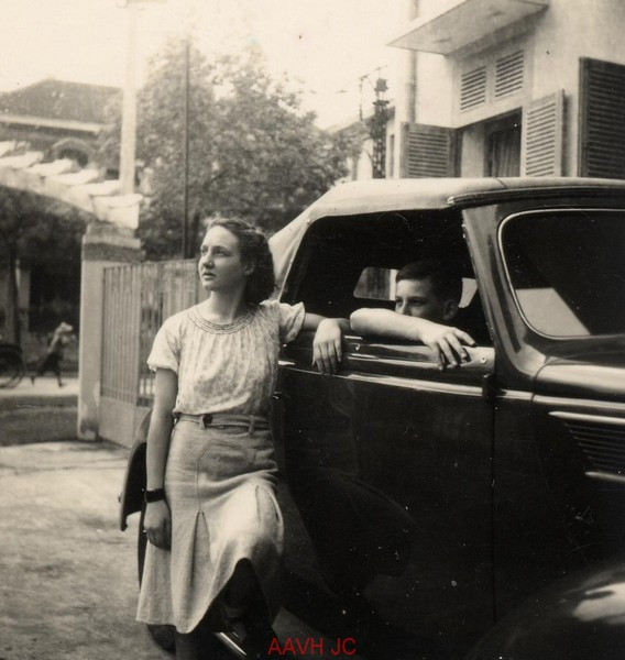 Cặp đôi người Pháp và chiếc xe hơi ở Nha Trang.