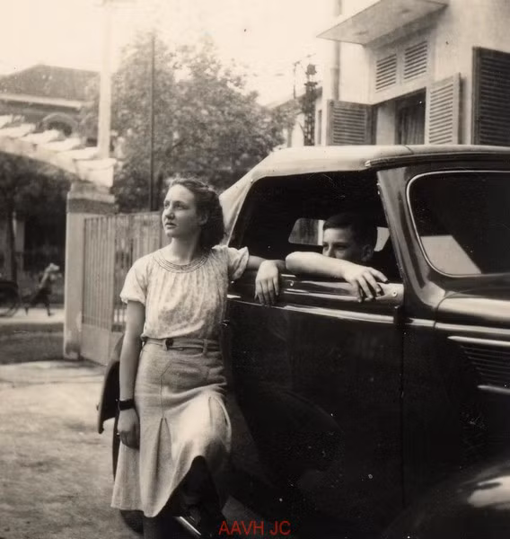 Cặp đôi người Pháp và chiếc xe hơi ở Nha Trang.