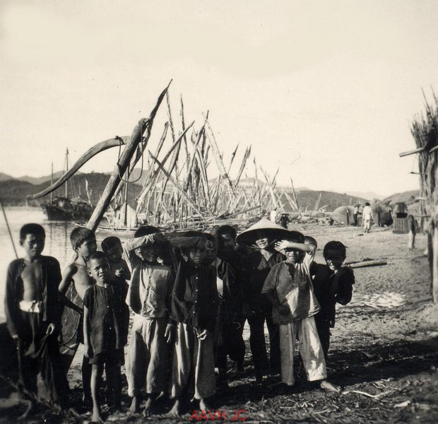 Trẻ em ở làng chài.