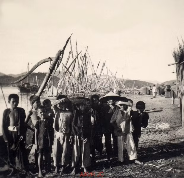 Trẻ em ở làng chài.