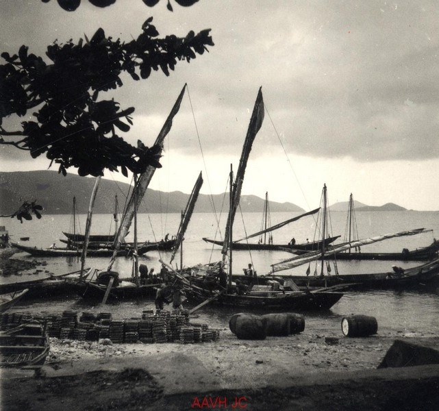 Những con thuyền trên bến cá của một làng chài ở Nha Trang năm 1934. Ảnh: Aavh.org.