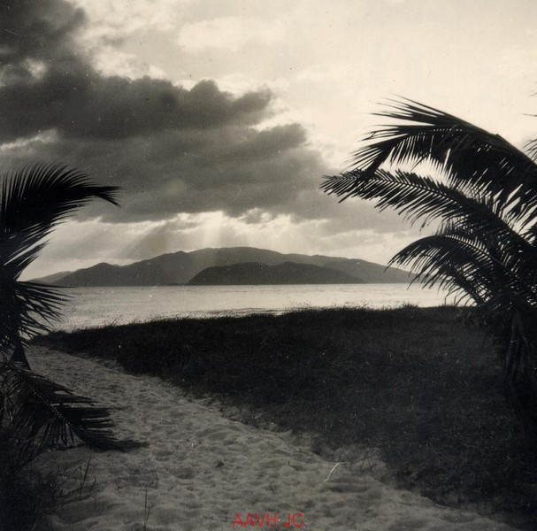 Hoàng hôn trên vịnh Nha Trang.