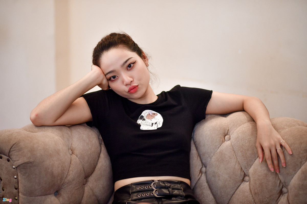 Nữ diễn viên cũng thường bị bạn bè trêu vì vòng một không được đầy đặn. Nhưng cô tự cảm thấy bản thân vẫn "sang", "lên đồ vẫn xịn" và tự tin về bản thân.