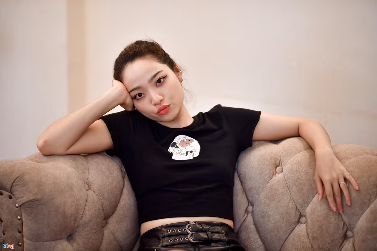 Nữ diễn viên cũng thường bị bạn bè trêu vì vòng một không được đầy đặn. Nhưng cô tự cảm thấy bản thân vẫn "sang", "lên đồ vẫn xịn" và tự tin về bản thân.