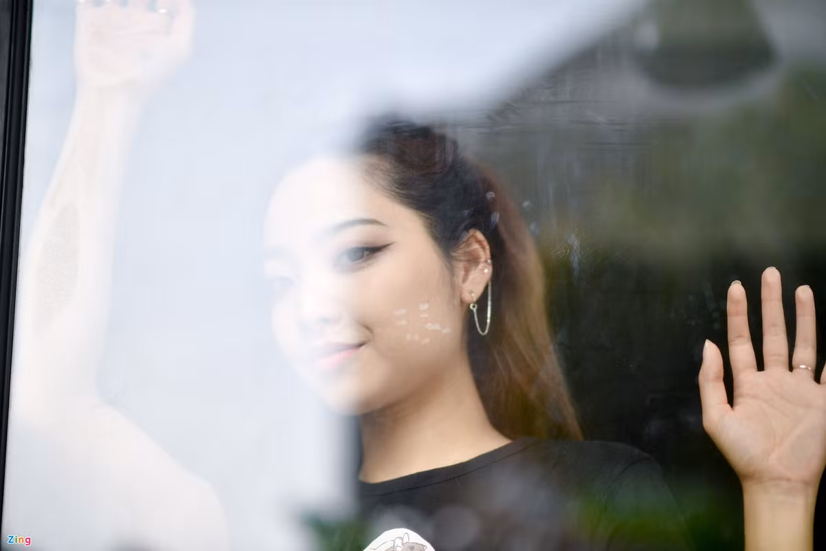 "Điểm duy nhất khiến tôi hơi tự ti trên gương mặt của mình là đôi mắt bị lé kim nhẹ. Điều này đôi khi ảnh hưởng đến công việc diễn xuất mà tôi theo đuổi. Còn lại, tôi nghĩ ngoại hình của mình ổn, không có vấn đề gì và tôi luôn biết ơn vì bố mẹ đã cho con gái một gương mặt khả ái như vậy", diễn viên A Tourist's Guide to Love tâm sự.