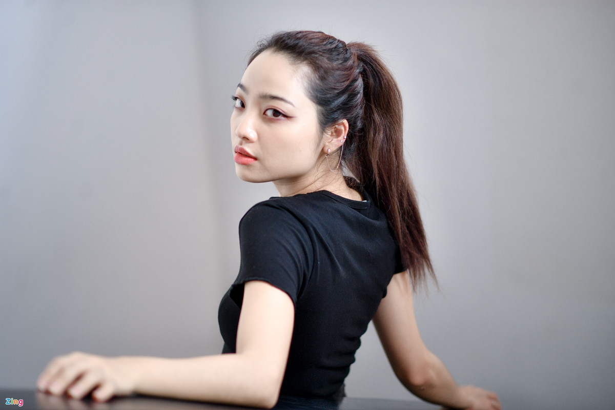 Quinn Trúc Trần cùng gia đình sang Australia năm cô 13 tuổi. Thời gian học cấp 3, cô từng có cân nặng lên đến 60 kg. Nữ diễn viên kể: "Thời điểm đó tôi đang tuổi ăn tuổi lớn, lại còn tất bật ôn thi nên cảm thấy không sao. Sau này tôi đã ý thức hơn về ngoại hình, chủ động lấy lại vóc dáng và duy trì được đến nay".