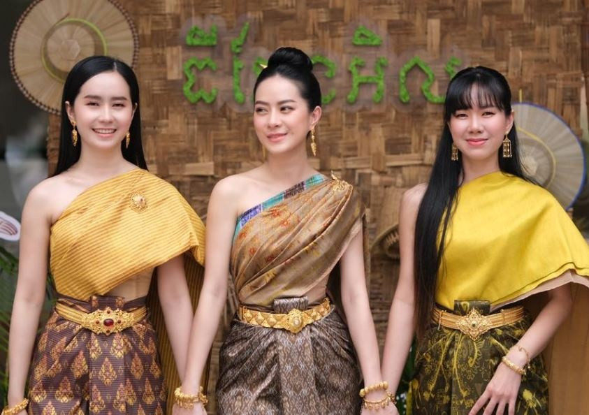 Nữ doanh nhân 24 tuổi rạng rỡ trong trang phục truyền thống của Campuchia.